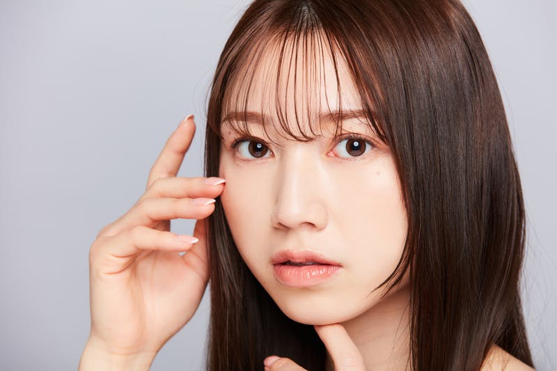 前髪のカットが特徴的な女性