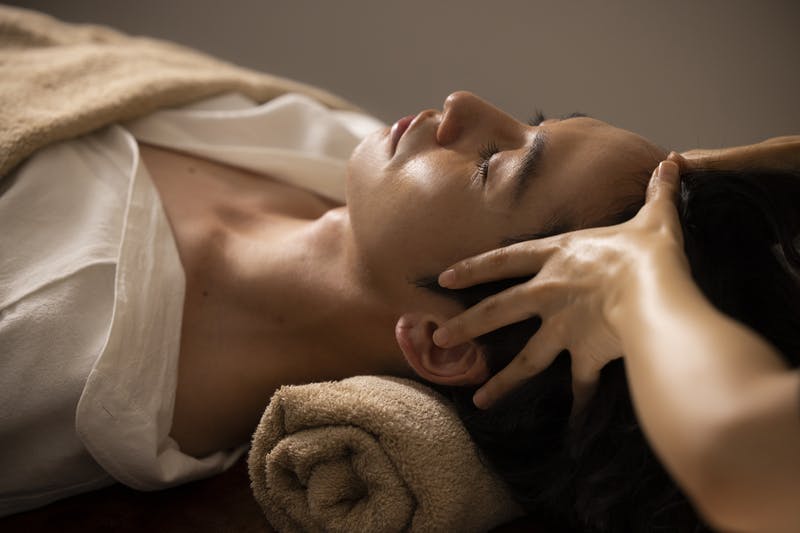 頭皮をケアしている男性の様子