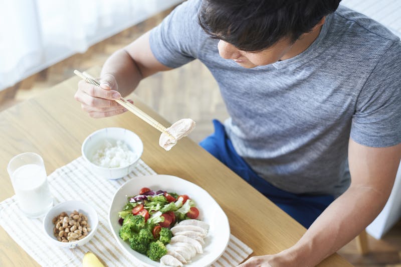 朝食を取る男性の俯瞰ショット