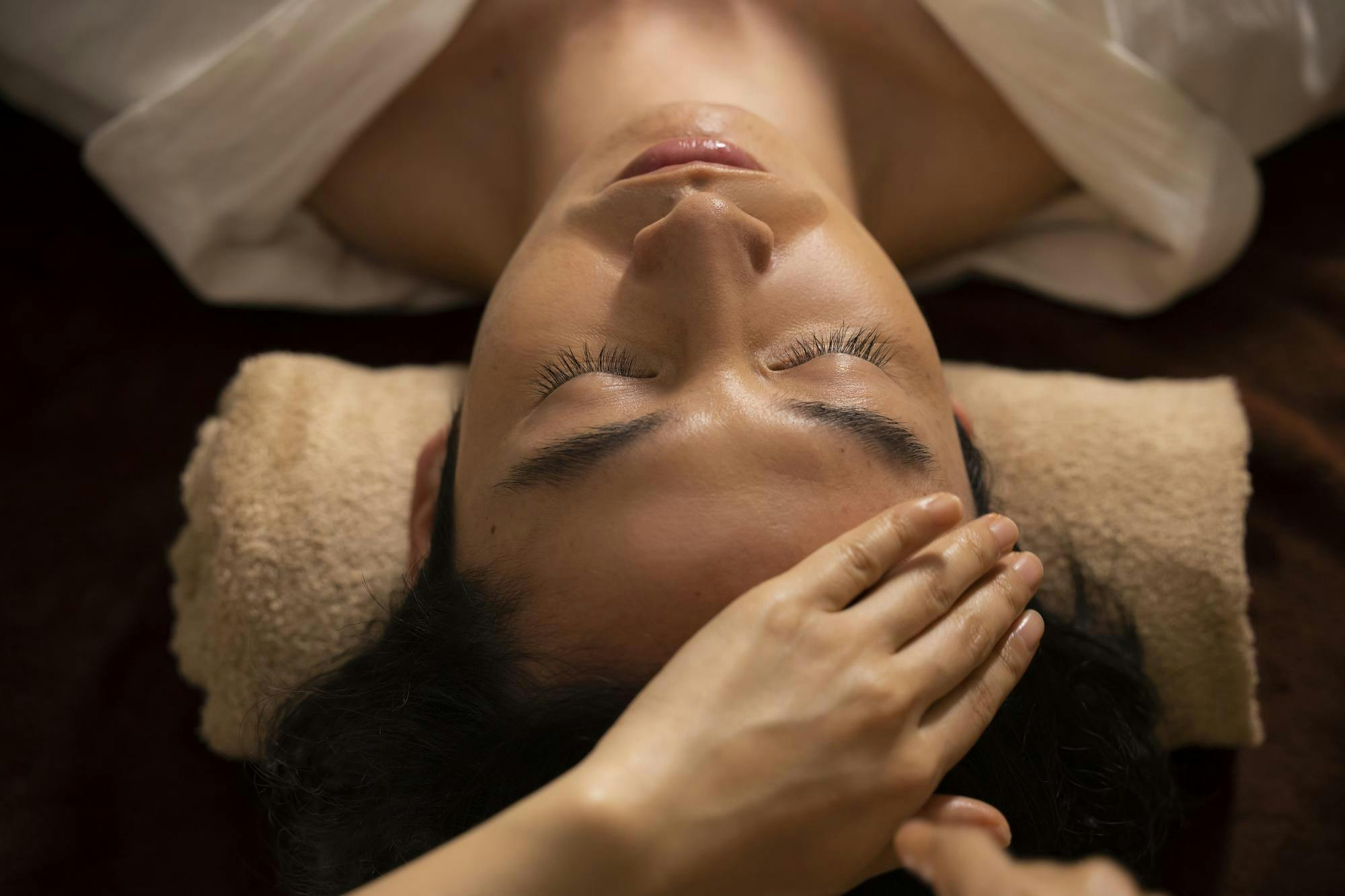 頭皮マッサージを受ける男性