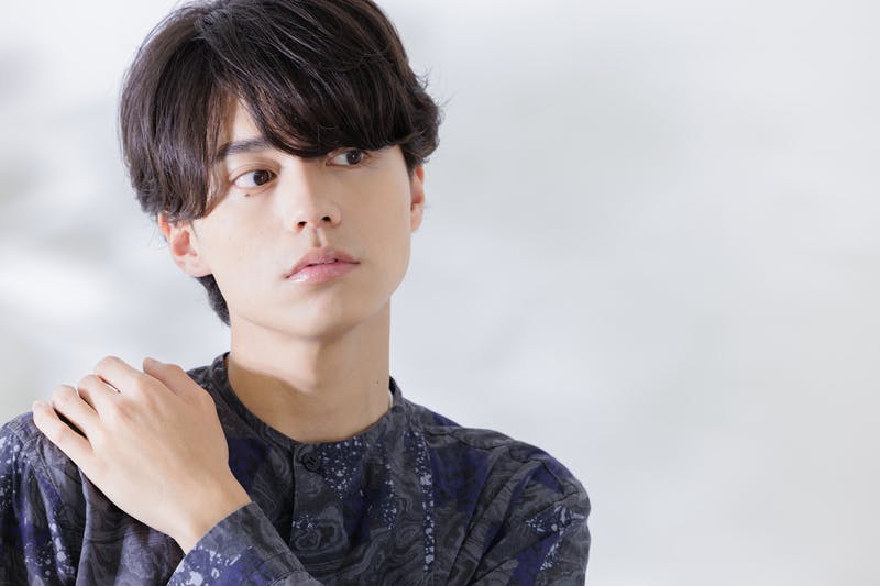 襟足を長めに残したミディアムヘアの若い男性