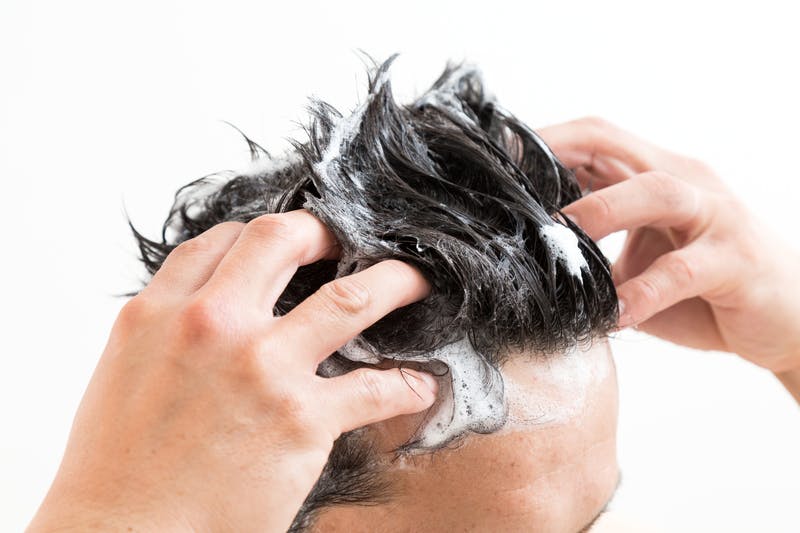 シャンプーを使い洗髪する男性頭部のアップ