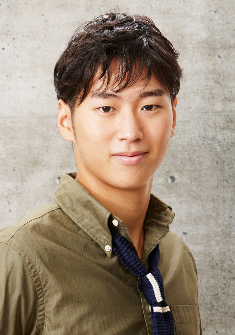 ニュアンスパーマを当ててふんわりとしたショートカットに仕上げた男性