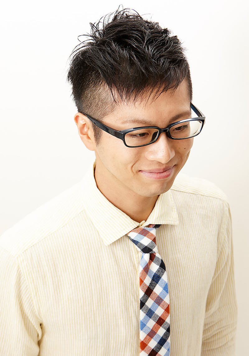 ツーブロックを取り入れたショートヘアにカットした男性