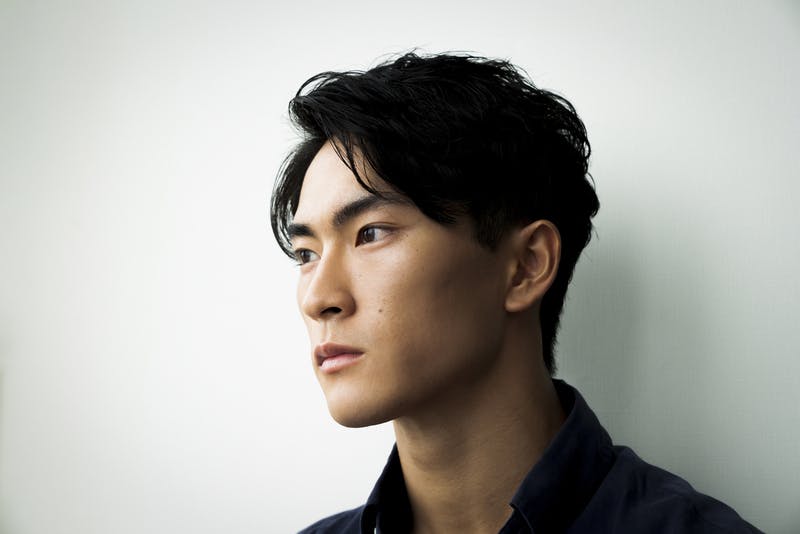 額を露出した清潔感のあるヘアスタイルの男性