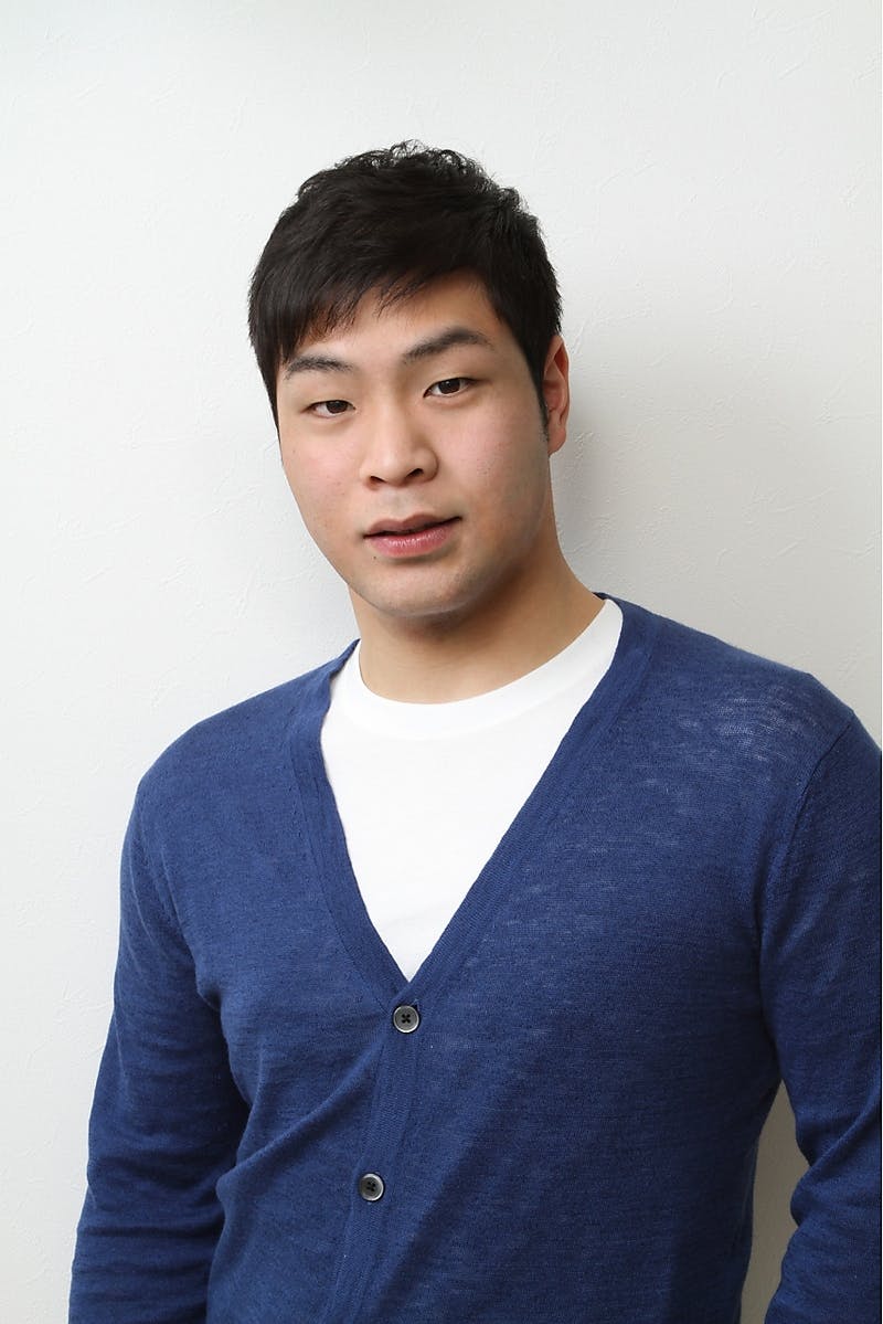 ショートレイヤーにカットした精悍な男性