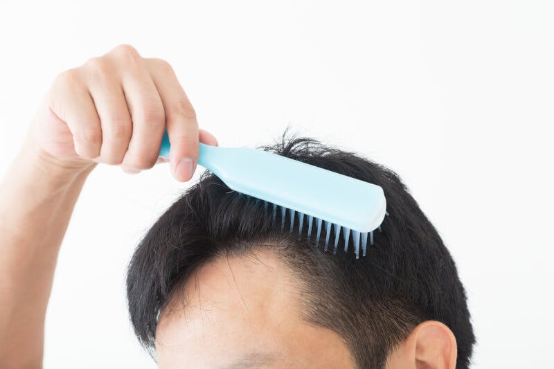 髪をブラッシングする男性