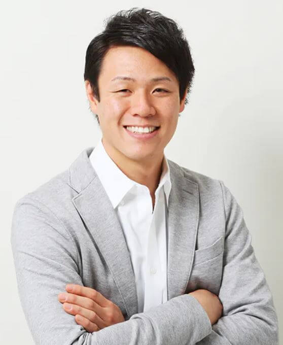 七三分けにした笑顔の男性