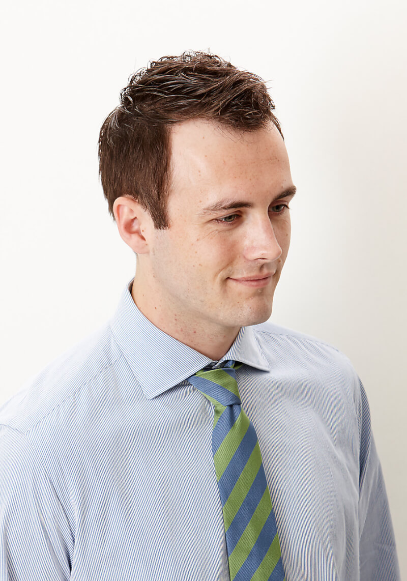 ソフトモヒカンにスタイリングした、額がM字状の白人男性の斜め見下ろし