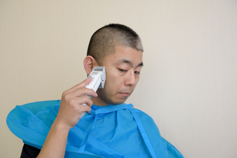 バリカンで刈り上げて坊主スタイルにしている男性