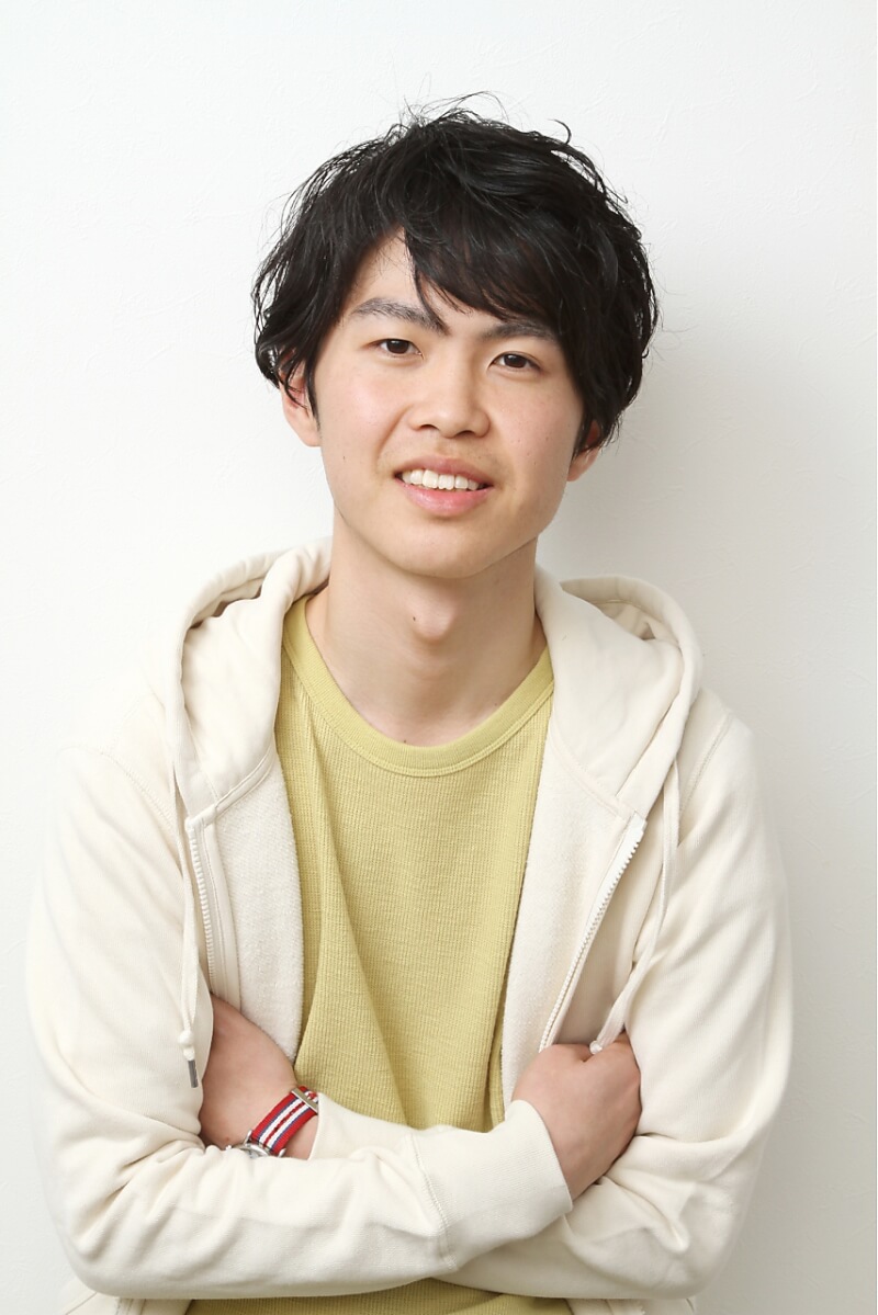 パーマスタイルの男性