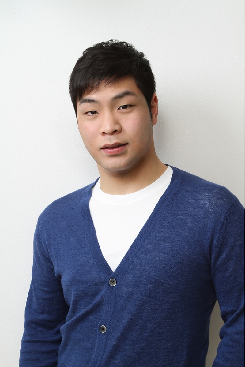 正面から見たショートヘアの男性