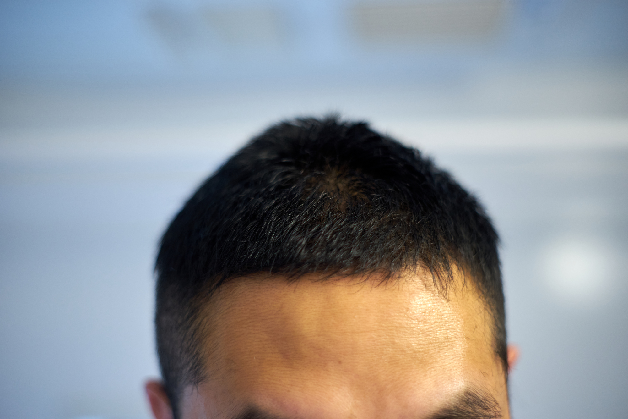 ベリーショートのクロップドカットに仕上げた男性頭部のアップ