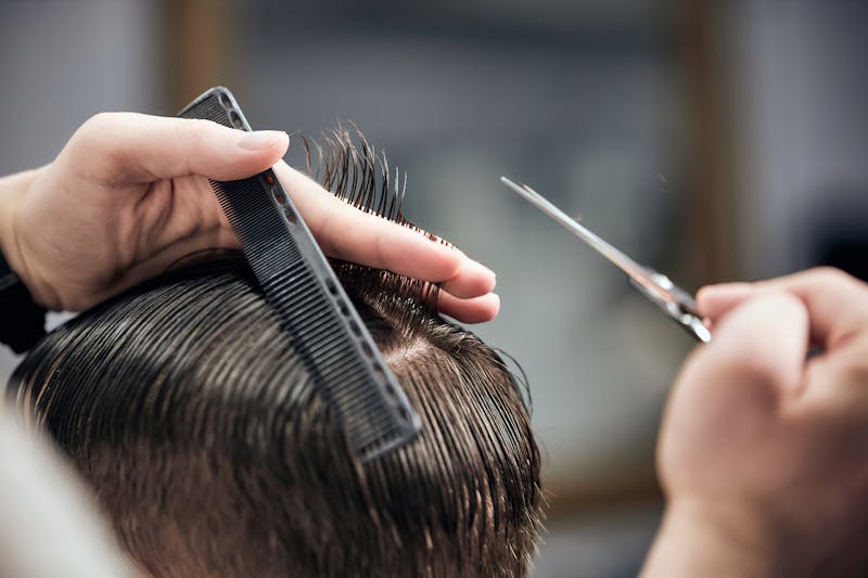 美容師のカット風景