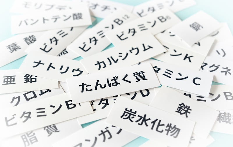 単語カードに書かれたさまざまな栄養素