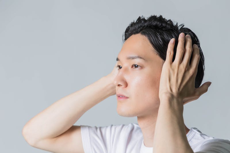 健康的な頭皮環境を維持できている男性のイメージ
