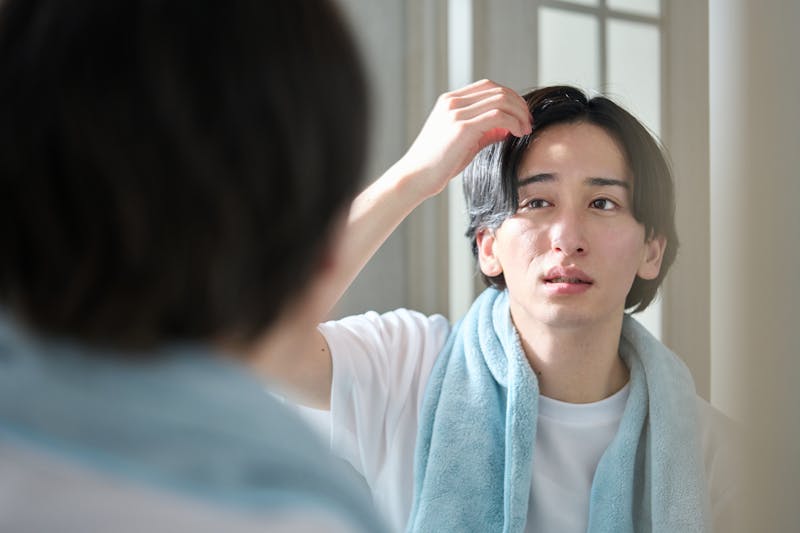 髪のパサつきを気にする男性
