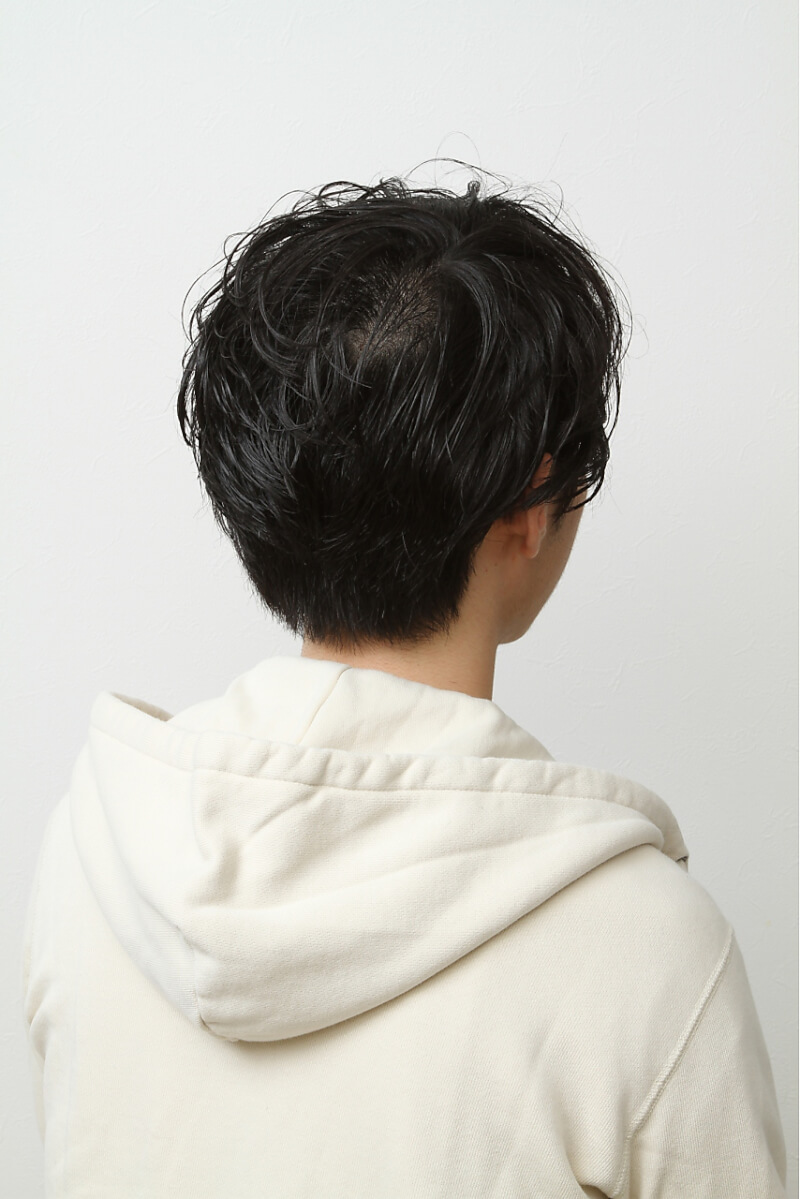 パーマを当ててナチュラルなウェーブ感を出した男性