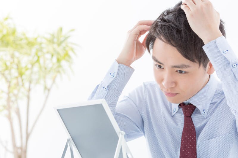 ヘアスタイルを確認する男性