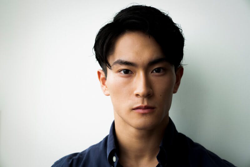 前方から見たショートヘアの男性