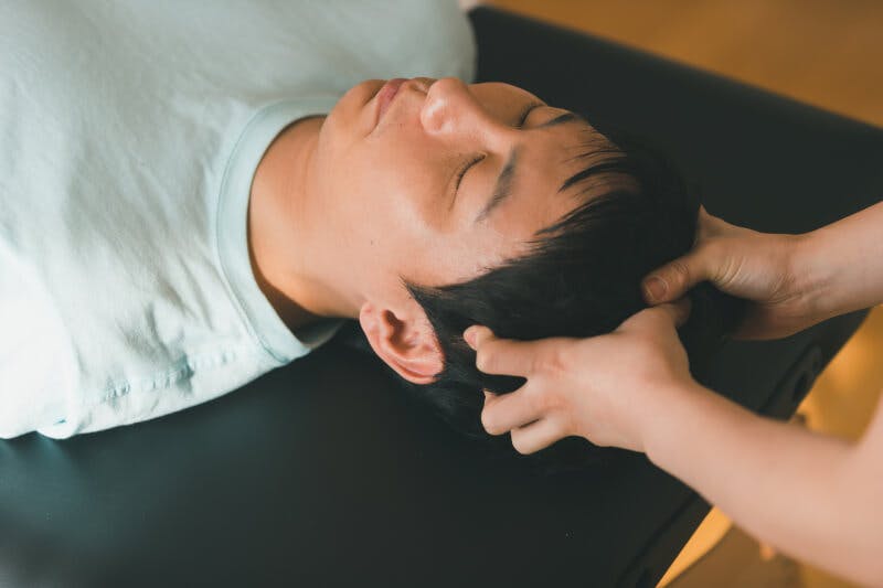 頭皮マッサージを受けている男性