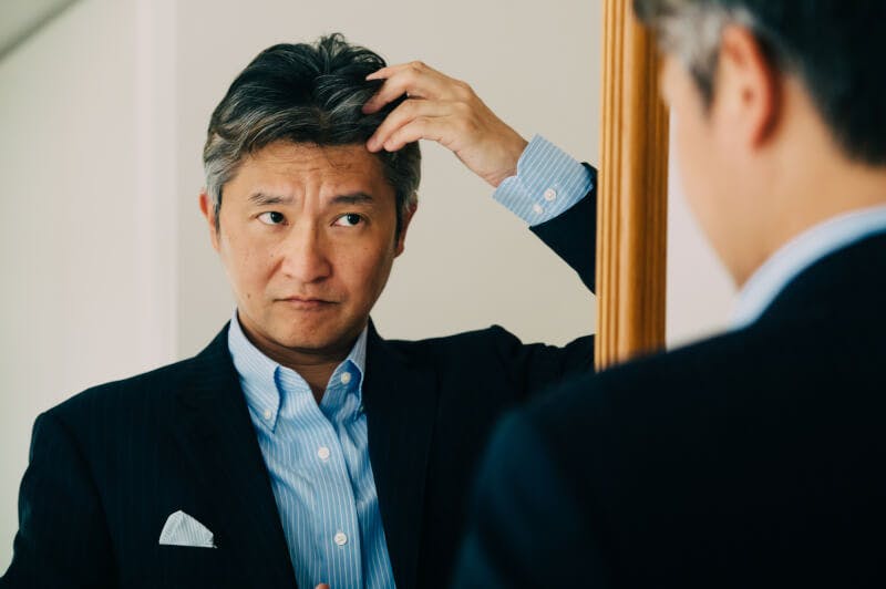 髪の毛をセットする男性