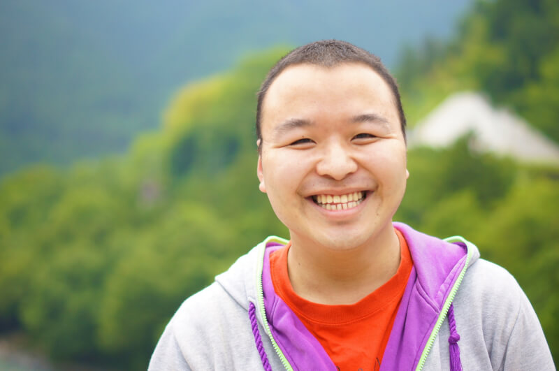 短めのスポーツ刈りにした男性